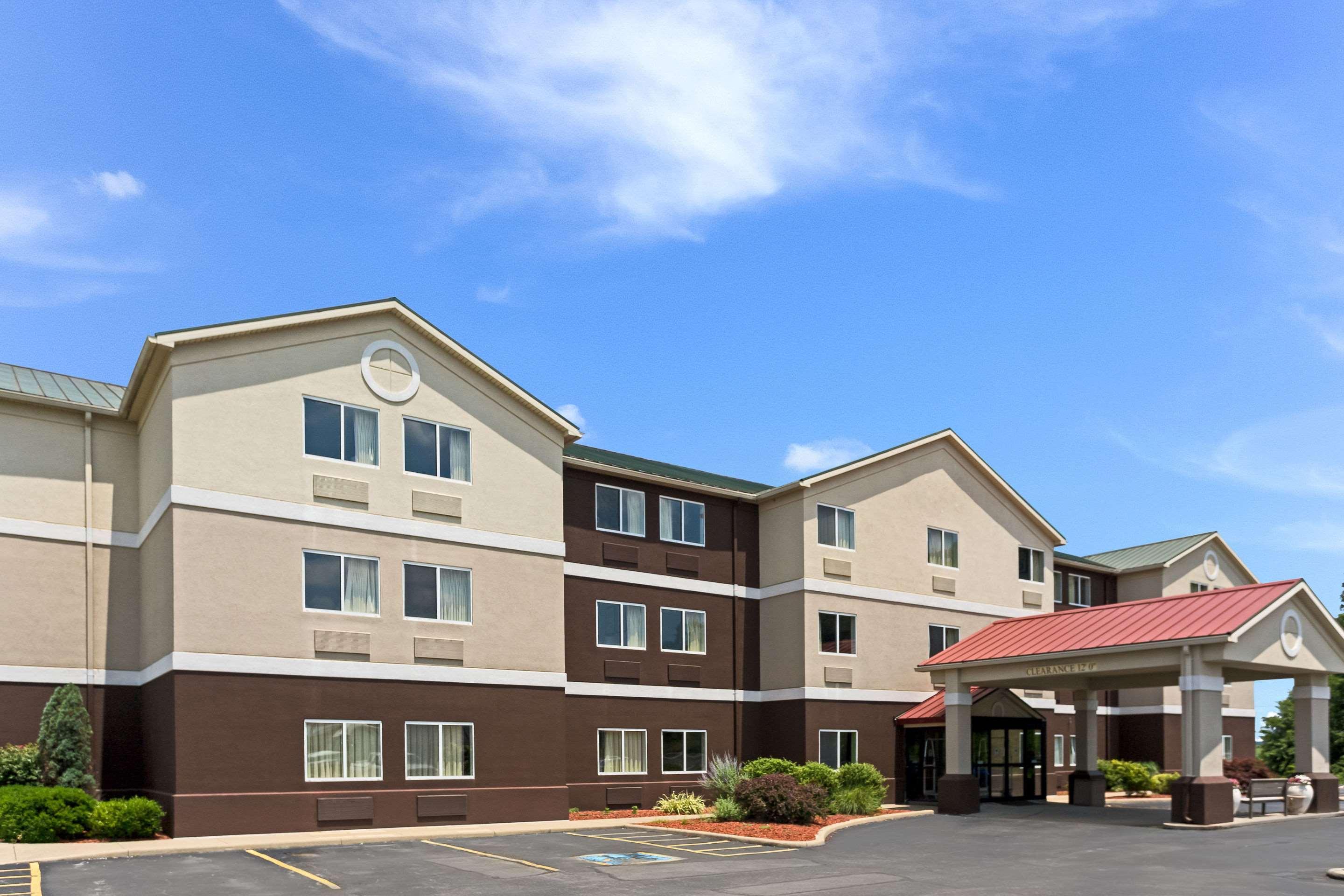 Quality Inn & Suites Ferdinand Exterior foto